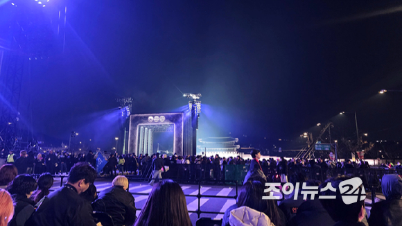 방탄소년단 'BTS 컴백 라이브: ARIRANG' 공연이 21일 오후 서울 종로구 광화문 광장에서 열리는 가운데 현장이 인파로 북적이고 있다. [사진=정지원 기자]