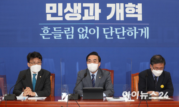 박홍근 더불어민주당 원내대표가 5일 오전 서울 여의도 국회에서 열린 원내대책회의에서 모두발언을 하고 있다. [사진=김성진 기자]