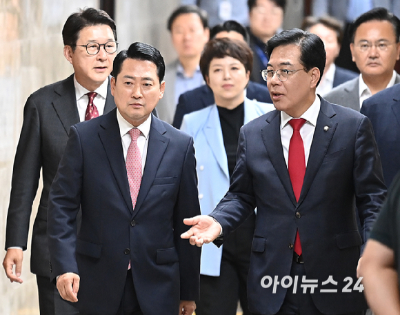 국민의힘 장동혁 대표와 송언석 원내대표가 8일 오후 서울 여의도 국회에서 열린 의원총회에 참석하고 있다. [사진=곽영래 기자]