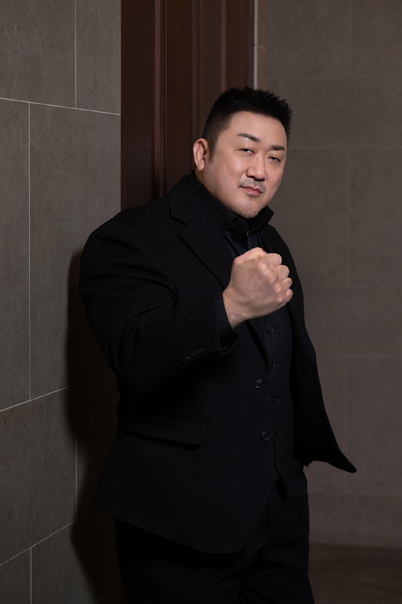 배우 마동석이 영화 '거룩한 밤: 데몬 헌터스' 인터뷰에 앞서 포즈를 취하고 있다. [사진=롯데엔터테인먼트]