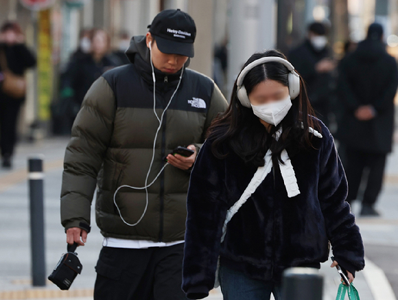 서울 중구 시내에서 시민들이 두터운 외투를 입고 출근하고 있다. [사진=뉴시스]