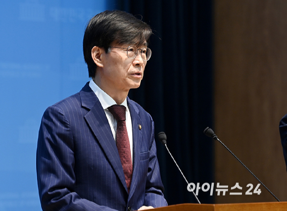 조경태 국민의힘 의원이 8일 서울 여의도 국회 소통관에서 정치 현안 관련 기자회견을 하고 있다. [사진=곽영래 기자]