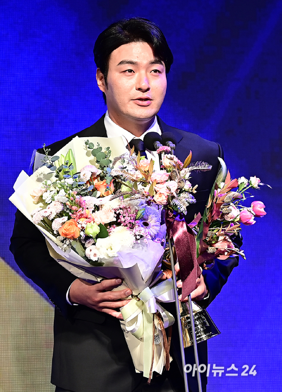 수비상 1루수 부문을 수상한 KT 박병호가 27일 오후 서울 중구 웨스틴 조선 서울에서 열린 '2023 KBO 시상식'에서 소감을 전하고 있다. [사진=곽영래 기자]