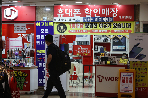 22일 서울 시내 휴대전화 판매점 모습. [사진=연합뉴스]