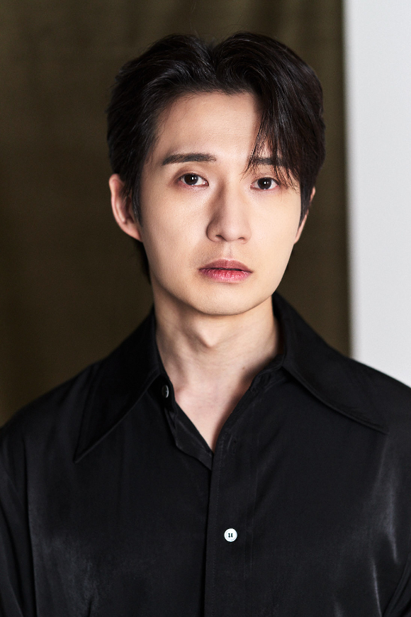 배우 류덕환이 JTBC 토일드라마 '천국보다 아름다운' 종영 인터뷰에 앞서 포즈를 취하고 있다. [사진=씨엘엔컴퍼니]