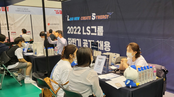 지난 9월 서울대에서 열린 LS 채용 박람회에서 인사담당자와 학생들이 취업에 대한 질의와 응답을 주고받고 있다. [사진=LS그룹]