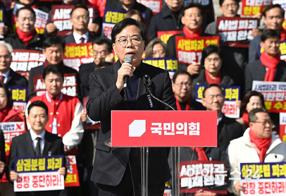 송언석 국민의힘 원내대표가 3일 서울 여의도 국회 본관 앞에서 열린 사법독립 헌정수호를 위한 대국민 호소 국민대장정 규탄대회에서 발언하고 있다. [사진=곽영래 기자]