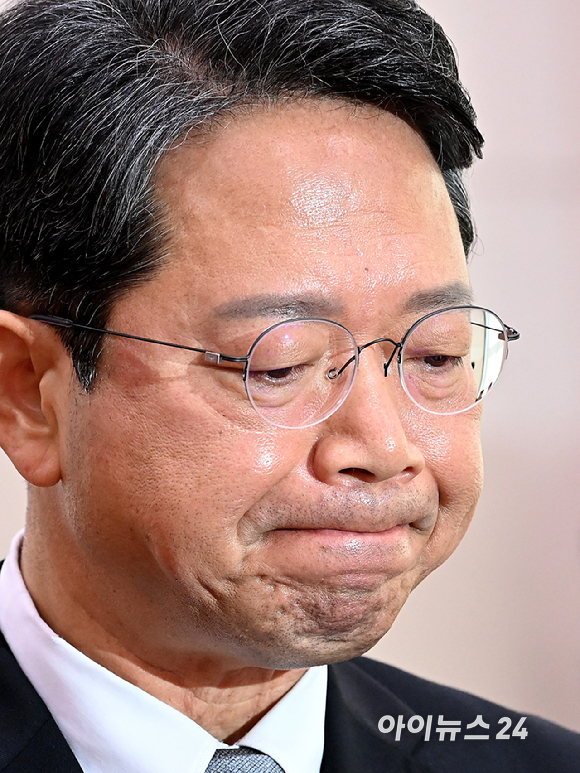 김승원 법무부 장관 후보자가 15일 서울 여의도 국회 법제사법위원회에서 열린 인사청문회에서 눈물을 훔치고 있다. [사진=곽영래 기자]