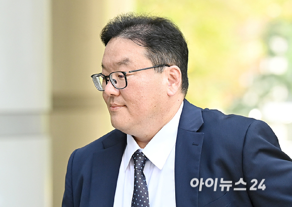 쿠팡 수사 외압 혐의를 받는 엄희준 광주고검 검사가 25일 서울 서초구 서울중앙지방법원에서 열린 직권남용권리행사방해 등 혐의 4차 공판에 출석하고 있다. [사진=곽영래 기자]
