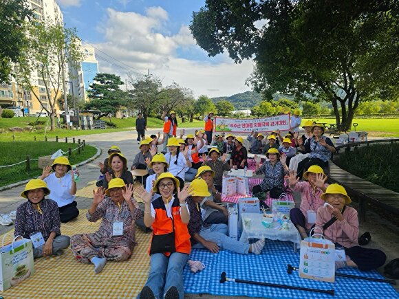 2024년 치매극복의 날 기념 한마음 치매 극복 걷기대회 참석자들이 기념촬영을 하고 있다. [사진=성주군]