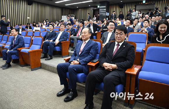 국민의힘 추경호 원내대표와 의원들이 1일 오전 서울 여의도 국회에서 열린 의원총회에서 국민의례를 하고 있다. [사진=곽영래 기자]