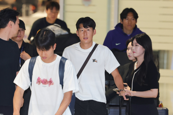 2026 북중미 월드컵을 마친 한국 축구대표팀 손흥민이 1일 인천국제공항 제2여객터미널을 통해 귀국하고 있다. 2026.7.1 [사진=연합뉴스]