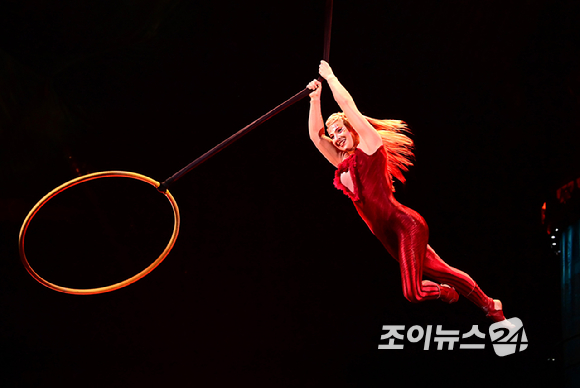 15일 오후 서울 잠실종합운동장 내 빅탑에서 열린 태양의서커스 '쿠자(KOOZA)' 프레스 컨퍼런스에서 배우가 에어리얼 후프(Aerial hoop) 무대를 선보이고 있다. [사진=정소희 기자]