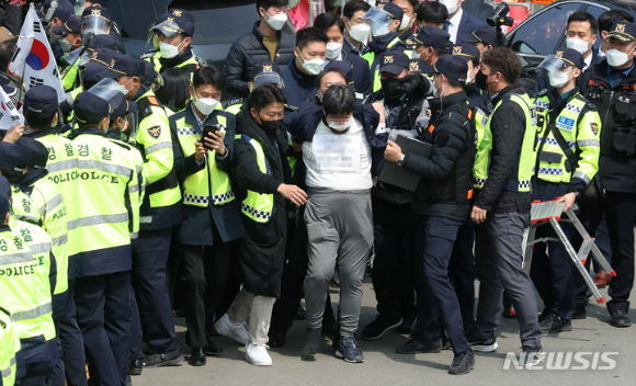 지난 3월24일 오후 대구 달성군 유가읍 박근혜 전 대통령 사저 앞에서 한 시민이 연행되고 있다.  [사진=뉴시스]