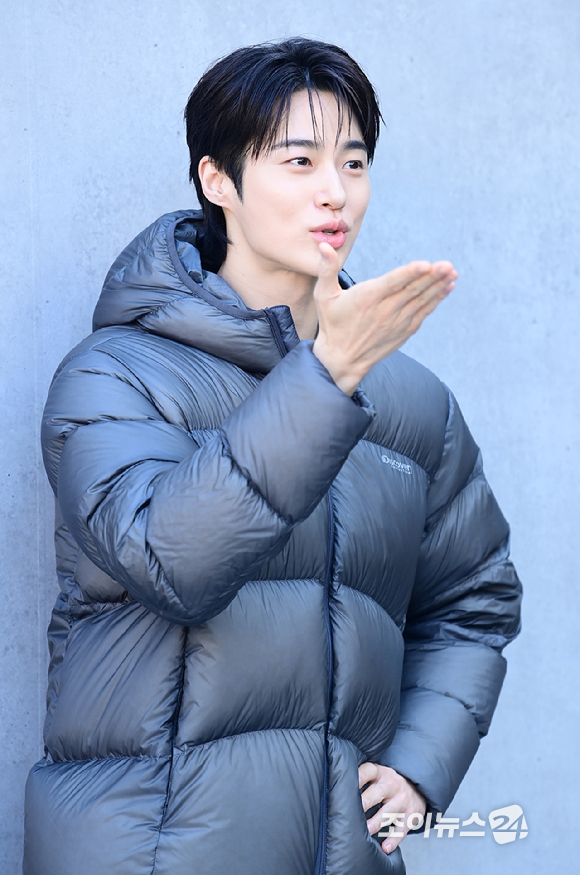 배우 변우석이 23일 오후 서울 성동구 코사이어티 서울숲에서 진행된 DISCOVERY WINTER BASE CAMP 포토콜 행사에 참석하고 있다. [사진=정소희 기자]
