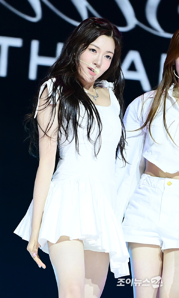 그룹 앳하트 서현이 13일 오후 서울 한남동 블루스퀘어에서 열린 앳하트(AtHeart) 첫 번째 EP '플롯 트위스트'(Plot Twist) 미디어 쇼케이스에서 멋진 무대를 선보이고 있다. [사진=정소희 기자]