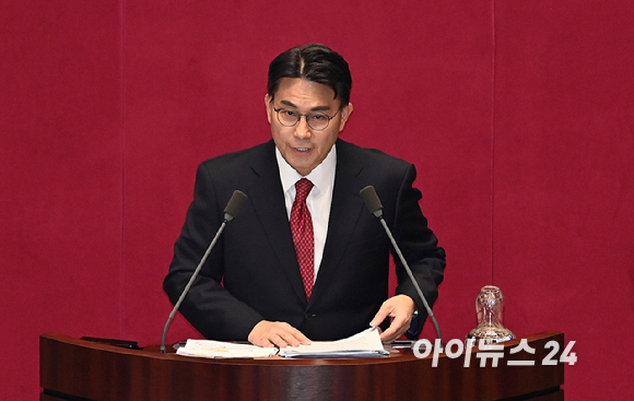 김용민 더불어민주당 의원이 19일 서울 여의도 국회에서 열린 본회의에서 공소청법안(대안) 제안 설명을 하고 있다. [사진=곽영래 기자]