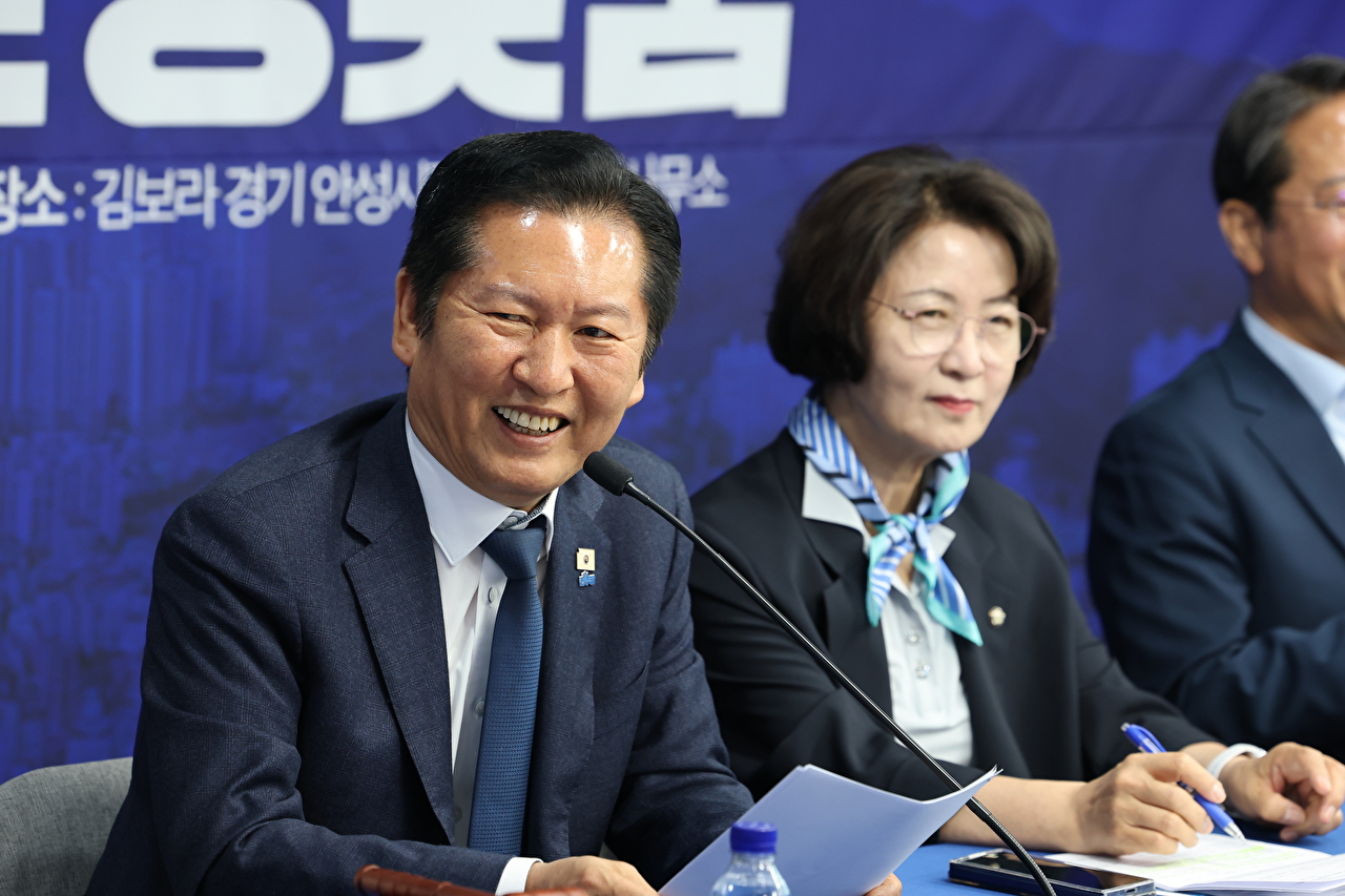 더불어민주당 정청래 대표가 27일 경기도 안성시 김보라 안성시장 후보 선거사무소에서 추미애 경기도 지사 후보, 김 안성시장 후보가 참석한 가운데 열린 최고위원회의에서 발언하고 있다. 2026.4.27 [사진=연합뉴스]