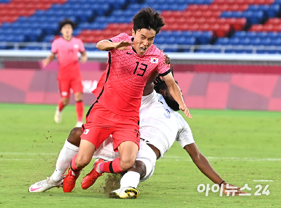 한국 김진야가 2021년 7월 28일 일본 요코하마 국제종합경기장에서 진행된 2020 도쿄올림픽 남자축구 조별리그 B조 3차전 대한민국과 온두라스의 경기에서 PK를 유도하고 있다. [사진=김성진 기자]