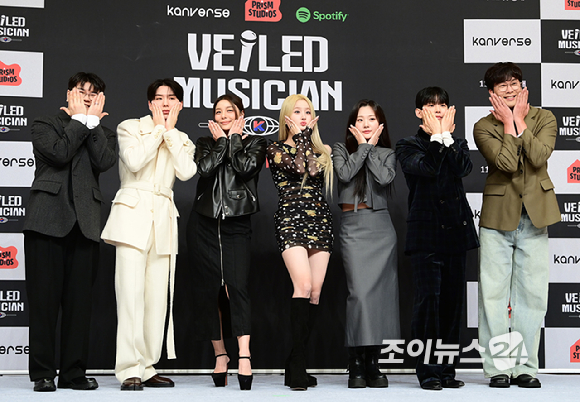 (왼쪽부터)심사위원을 맡은 가수 신용재-몬스타엑스 기현-에일리-키스오브라이프 벨-볼빨간사춘기 안지영-폴킴-MC를 맡은 배우 최다니엘이 12일 오후 서울 양천구 목동 SBS사옥에서 열린 SBS 스튜디오 프리즘 신규 예능 '베일드 뮤지션' 한국편 제작발표회에 참석하고 있다. [사진=정소희 기자]