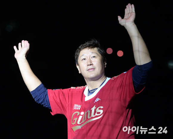8일 오후 부산 동래구 사직야구장에서 롯데 이대호 은퇴식이 펼쳐진 가운데 이대호가 카퍼레이드 시간에 팬들에게 인사하고 있다. [사진=정소희 기자]