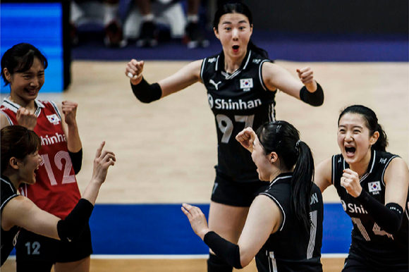 한국 여자배구 대표팀 선수들이 공격 성공 후 기뻐하고 있다. [사진=국제배구연맹(FIVB)]