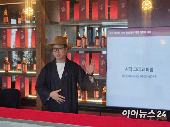 앤드류 샌드(왼쪽부터) 기원 위스키 마스터 디스틸러, 에드워드 리 셰프, 도정한 기원 위스키 대표가 16일 서울 홍대 라이즈호텔 사이드노트 클럽에서 열린 '기원 레드 페퍼 캐스크' 공개 행사에서 제품을 소개하고 있다. [사진=기원]