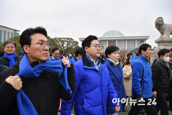 윤석열 대통령 파면 촉구 도보행진에 참가한 더불어민주당 의원들이 12일 서울 여의도 국회에서 광화문을 향해 출발하고 있다. [사진=곽영래 기자]