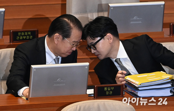 권영세 통일부 장관과 한동훈 법무부 장관이 3일 오후 서울 여의도 국회에서 열린 본회의에서 대화하고 있다. [사진=김성진 기자]