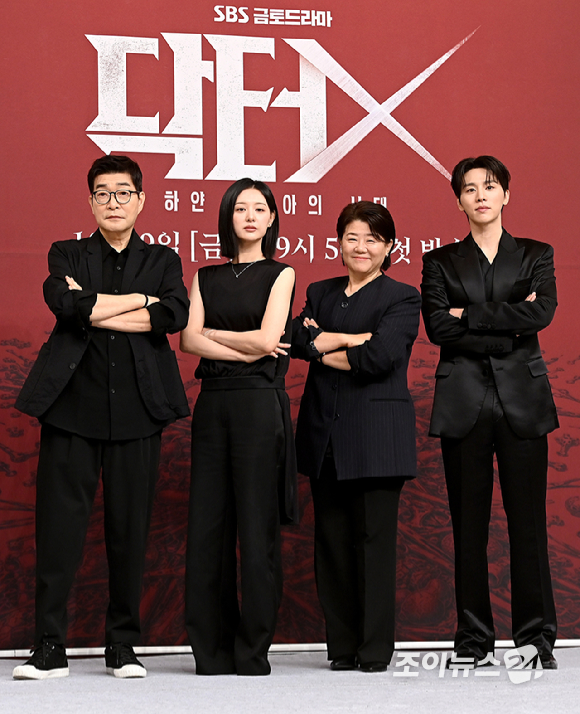 배우 손현주, 김지원, 이정은, 김우석이 7일 서울 목동 SBS에서 열린 '닥터X : 하얀 마피아의 시대' 제작발표회에서 포즈를 취하고 있다. [사진=곽영래 기자]