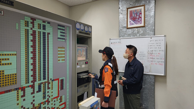 화재안전조사관이 다중이용시설의 화재수신기를 점검하는 모습. [사진=서울시 소방재난본부]