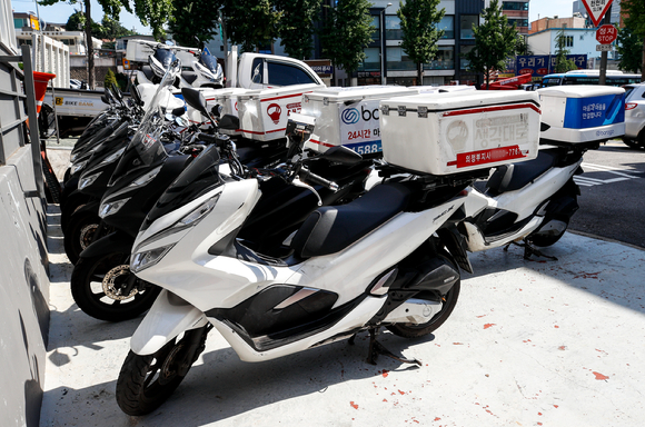 서울시내 한 배달대행 업체에 배달 오토바이들이 주차돼 있다. [사진=뉴시스]