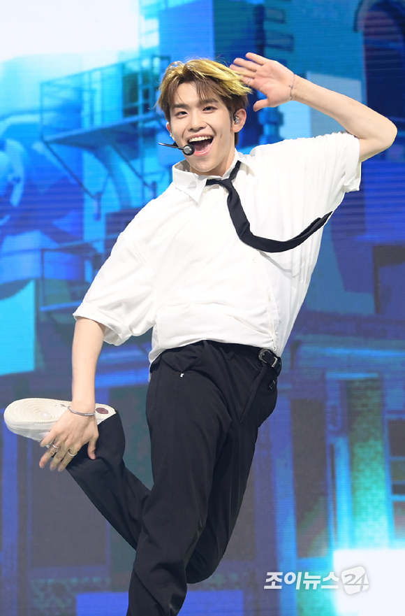 그룹 제로베이스원 김태래가 10일 오후 서울 광진구 광장동 예스24라이브홀에서 열린 제로베이스원(ZEROBASEONE) 데뷔 쇼케이스에서 멋진 무대를 선보이고 있다. [사진=정소희 기자]