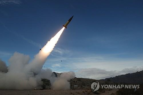 미국 장거리미사일 에이태큼스 시험발사 장면 [사진=AFP/연합뉴스]