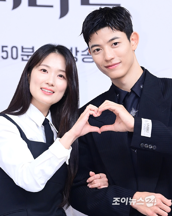 배우 김혜윤과 로몬이 16일 오후 서울 목동 SBS에서 열린 SBS 새 금토드라마 '오늘부터 인간입니다만' 제작발표회에 참석하고 있다. [사진=정소희 기자]