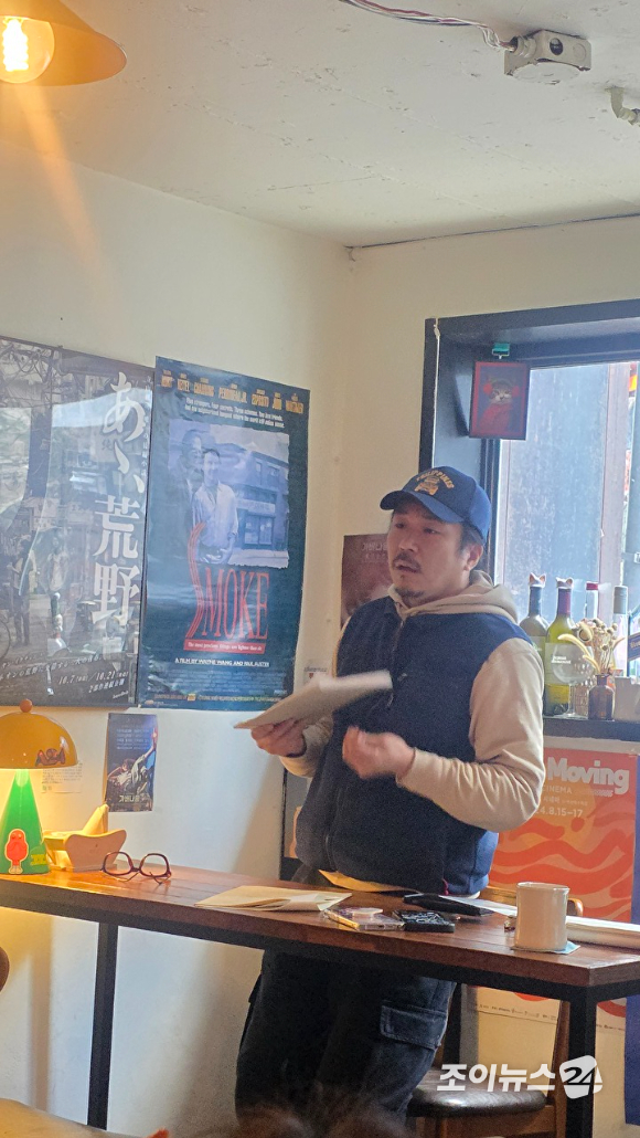 감독 겸 배우 양익준이 5일 서울 성북구 모처에서 진행된 기자회견에서 입장을 표명하고 있다. 양익준은 사진 속 장소에서 자신이 들고 있는 종이 뭉치로 최씨를 두 차례 두들겼다고 설명했다. [사진=정지원 기자]