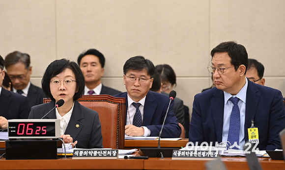 오유경 식품의약품안전처장이 21일 서울 여의도 국회에서 열린 국회 보건복지의원회의 식품의약품안전처 등에 대한 국정감사에서 질의에 답변하고 있다. [사진=곽영래 기자]