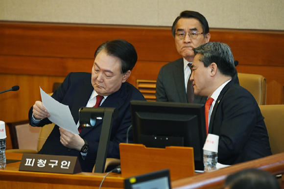윤석열 대통령이 지난 6일 서울 종로구 헌법재판소 대심판정에서 열린 탄핵 심판 6차 변론에 출석하고 있다. [사진=사진공동취재단]
