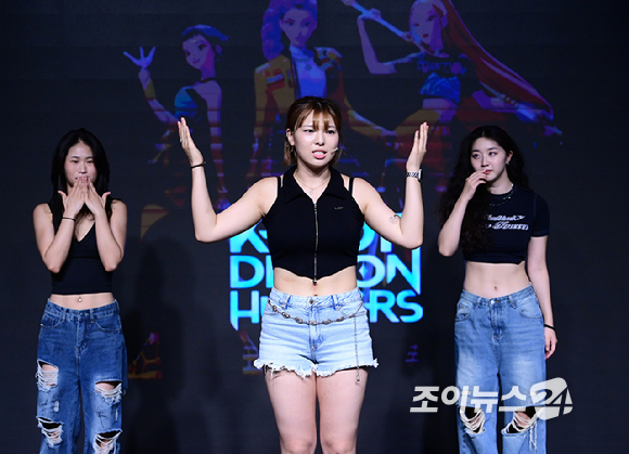 8일 서울 마포구 서교동 온맘씨어터에서 '케이팝 아케이드'(KPOP ARCADE) 그랜드 오픈 행사 '케이팝 데몬 헌터스 싱어롱 페스티벌'(KPOP DEMON HUNTERS SINGALONG FESTIVAL)이 개최됐다. 댄스팀 네스티 NASTY(최유빈 김다희 김민서)가 '소다팝'과 '골든' 댄스수업을 진행하고 있다. [사진=정소희 기자]