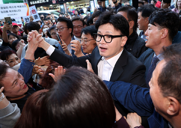 한동훈 국민의힘 대표가 23일 부산 금정 서동미로시장을 찾아 당선 인사를 하고 있다. [사진=뉴시스]