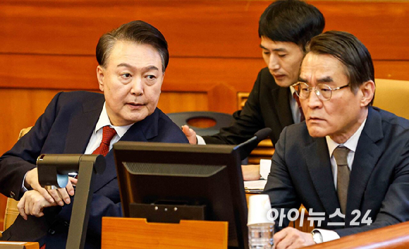 윤석열 대통령이 11일 오전 서울 종로구 헌법재판소에서 열린 윤석열 대통령 탄핵 심판 7차 변론기일에 출석해 배보윤 변호사와 대화를 나누고 있다. [사진=사진공동취재단]