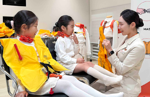 제주항공 객실승무원들이 지난 16일 스타필드 마켓 일산점에서 '제주항공과 함께하는 어린이 항공안전체험교실'을 진행했다. [사진=제주항공]