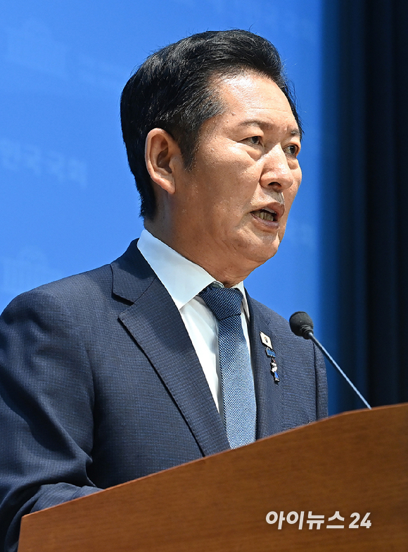 정청래 더불어민주당 전 대표가 13일 서울 여의도 국회 소통관에서 당대표 연임 도전 기자회견을 하고 있다. [사진=곽영래 기자]