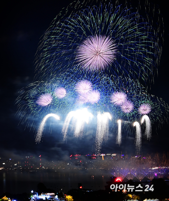 27일 저녁 서울 여의도 한강공원 일대에서 열린 '한화와 함께하는 서울세계불꽃축제 2025'에서 화려한 불꽃들이 밤 하늘을 수놓고 있다. [사진=정소희 기자]