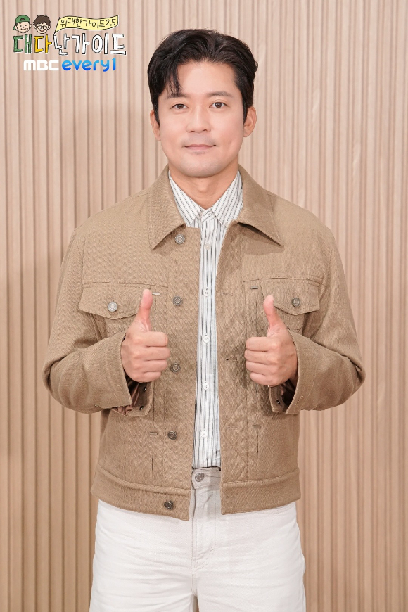 '위대한 가이드2.5-대다난 가이드' 제작발표회에서 박명수, 김대호, 최다니엘, 이무진, 전소민, 효정(오마이걸)이 포토타임을 갖고 있다. [사진=MBC에브리원 ]