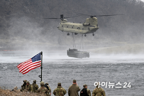 20일 경기 연천군 임진강 일대 석은소 훈련장에서 열린 한미 연합 제병협동 도하훈련에서 한국형 자주도하장비 수룡이 투입되고 있다. 2025년 전반기 한미 연합연습의 일환으로 실시된 이번 훈련에는 국군 5·7공병여단과 미2사단, 한미연합사단 등 총 600여 명의 장병이 참가했다. [사진=사진공동취재단]