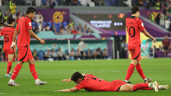 5일(현지시간) 카타르 도하 스타디움 974에서 열린 2022 카타르 월드컵 16강전 브라질과 대한민국의 경기, 전반전 브라질 비니시우스 주니오르에게 선재골을 뺏긴 대한민국 대표팀이 아쉬워하고 있다. [사진=뉴시스]