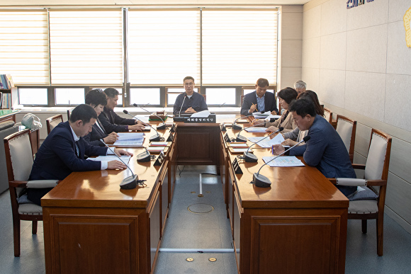 군산시의회 운영위원회가 제261회 임시회 회기를 논의하고 있다. [사진=군산시의회 ]