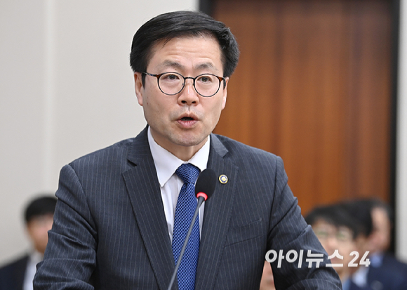 여한구 통상교섭본부장이 11일 서울 여의도 국회에서 열린 산업통상자원중소벤처기업위원회 전체회의에서 통상현안 보고를 하고 있다. [사진=곽영래 기자]