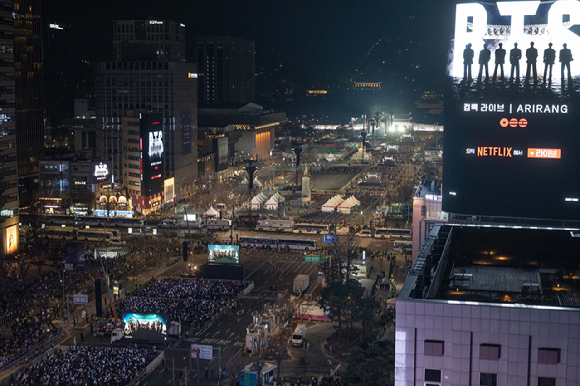 방탄소년단(BTS)이 21일 오후 서울 광화문 광장에서 정규 5집 '아리랑(ARIRANG)' 앨범 발매를 기념해 컴백 무대를 선보이고 있다. [사진=사진공동취재단]